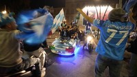 Fans Napoli juga konvoi di jalan merayakan gelar juara klub kebanggannya. AP/Andrew Medichini