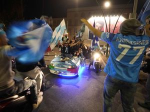 Pesta Juara Berdarah Napoli, Ada yang Tewas dan Luka-luka Pesta Juara Berdarah Napoli, Ada yang Tewas dan Luka-luka