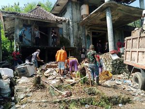 Polisi dan Warga Bersihkan Rumah Dokter Wayan, Disinfektan Disemprotkan