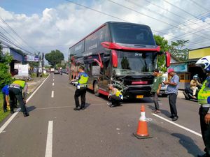 Bus Tabrak Motor di Jatibedug Wonogiri, 2 Pelajar Tewas