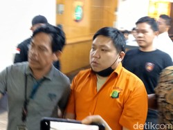 Polisi Rilis Kasus Koboi di Tol, Pelaku Tampil Berbaju Tahanan-Diborgol