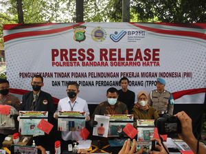 Pelaku Perdagangan PMI di Kamboja Ditangkap di Bandara Soekarno-Hatta Pelaku Perdagangan PMI di Kamboja Ditangkap di Bandara Soekarno-Hatta