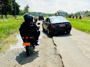 Mobil Jokowi Berkelok-kelok Lintasi Jalan Berlubang di Lampung