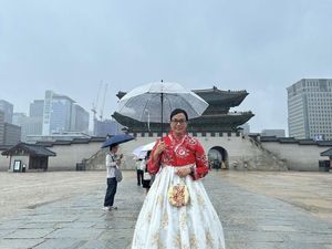 Neomu Yeppeo! Cantiknya Sri Mulyani Pakai Hanbok di Korea Selatan