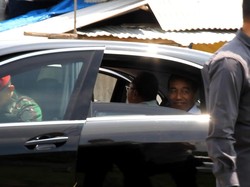 Jokowi Lempar Senyum ke Warga Usai Mobil Nyangkut di Jalan Rusak Lampung