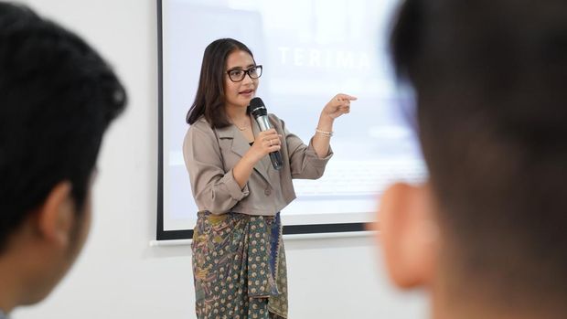 Prilly Latuconsina Jadi Dosen di Universitas Udayana.