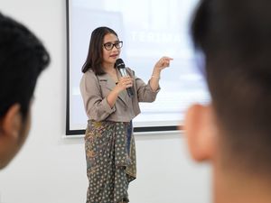 7 Potret Prilly Jadi Dosen di Universitas Udayana Bali, Mahasiswa Enggan Tidur