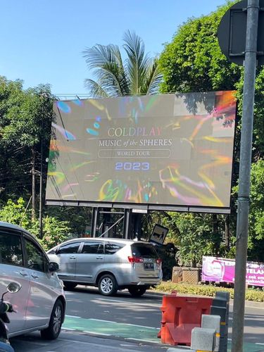 Promosi konser Coldplay mulai terlihat di beberapa sudut kota di Jakarta, Jumat (5/6).