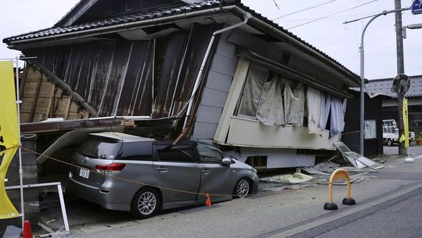Rumah Ambruk Timpa Mobil Akibat Gempa Jepang