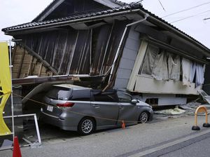 Rumah Ambruk Timpa Mobil Akibat Gempa Jepang