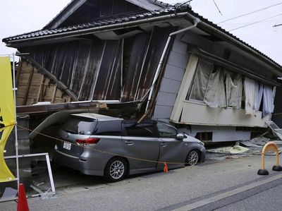 Rumah Ambruk Timpa Mobil Akibat Gempa Jepang