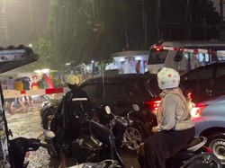 Ngeri! Mobil Tersangkut di Rel Pasar Rumput Saat KRL-KA Bandara Melintas