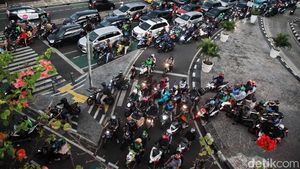 Jangan Ditiru! Pemotor Serobot Lampu Merah di Perempatan Karet Bivak