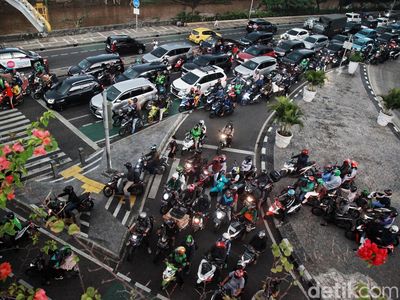 Jangan Ditiru! Pemotor Serobot Lampu Merah di Perempatan Karet Bivak