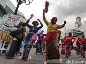 Meriah, Parade Sarung Perdana di Kota Lama Semarang