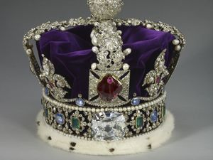 Potret Mahkota Bertabur Berlian & Atribut yang Akan Dikenakan Raja Charles III Potret Mahkota Bertabur Berlian & Atribut yang Akan Dikenakan Raja Charles III