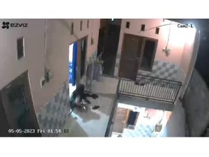 Ini Rekaman CCTV Dugaan Aksi Dosen Lecehkan Mahasiswi di Kos Ini Rekaman CCTV Dugaan Aksi Dosen Lecehkan Mahasiswi di Kos