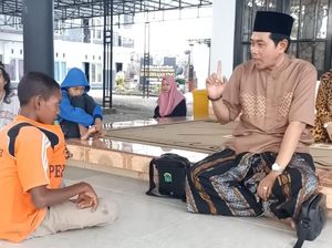 KH Ahmad Zahid Pelan-Pelan Obati Bocah Pertalite dengan Salat dan Ngaji KH Ahmad Zahid Pelan-Pelan Obati Bocah Pertalite dengan Salat dan Ngaji