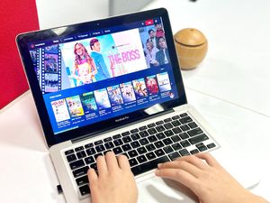 Seru! Tonton Duet Syifa Hadju-Rizky Nazar di Serial Orisinal MAXstream Seru! Tonton Duet Syifa Hadju-Rizky Nazar di Serial Orisinal MAXstream