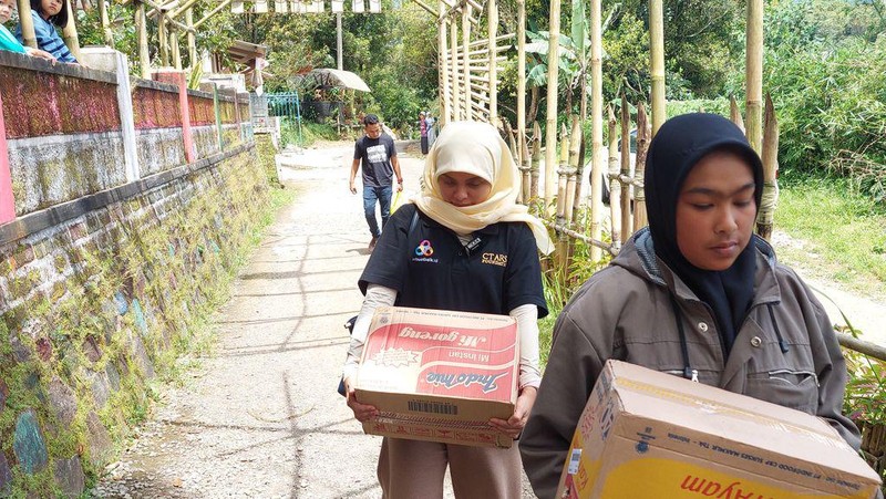 berbuatbaik.id Kunjungi Makam Mak Odah bersama Putri Sulungnya di Purwakarta
