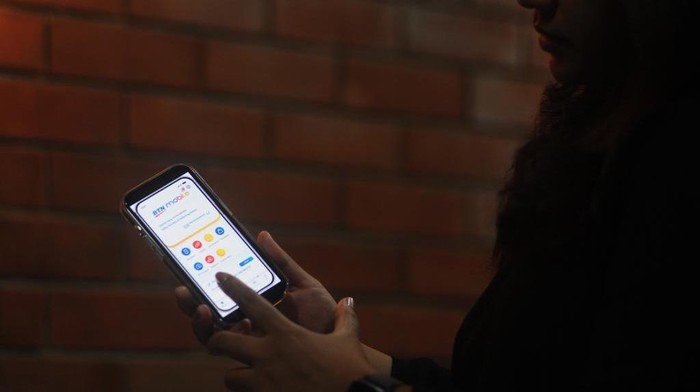 Seorang nasabah bertransaksi menggunakan aplikasi BTN Mobile di Jakarta, Jumat (5/5). Sejak diluncurkan pada 12 Februari 2023 sampai 31 Maret 2023, BTN Mobile sukses menggaet nyaris 300 ribu pengguna gres dengan total volume transaksi lebih dari Rp1 triliun. Adapun, aplikasi BTN Mobile modern ini memamerkan layanan yang mudah, lengkap, dan terhubung dengan ekosistem perumahan. Hingga final tahun nanti, Bank BTN menargetkan ada penambahan sekitar 26% pengguna BTN Mobile. Perseroan juga membidik jumlah transaksi menggunakan aplikasi serba lengkap tersebut naik sekitar 10%.