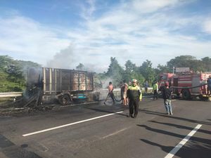 Truk Muat Kayu Palet Terbakar di Tol Sidoarjo, Kerugian Capai Rp 150 Juta