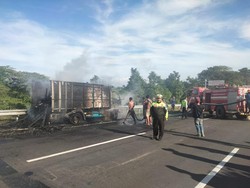Truk Muat Kayu Palet Terbakar di Tol Sidoarjo, Kerugian Capai Rp 150 Juta