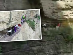 Ngeri Bukan Main! Turis China Merangkak di Tebing Tanpa Pengaman