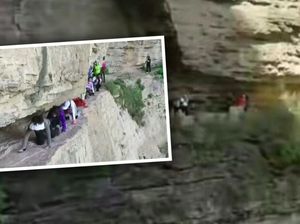 Ngeri Bukan Main! Turis China Merangkak di Tebing Tanpa Pengaman Ngeri Bukan Main! Turis China Merangkak di Tebing Tanpa Pengaman