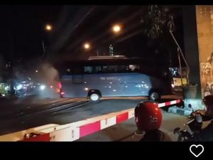 TNI AL Bebastugaskan 2 Sopir Bus Penerobos Perlintasan KA di Malang