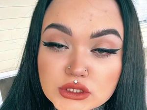 Wanita Ini Bikin Tato di Leher untuk Sembunyikan Double Chin, Begini Hasilnya