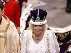 Gaya Camilla Saat Dimahkotai Jadi Ratu Inggris, Pakai Jubah Bermakna Cinta