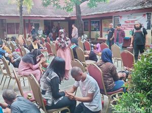 Pelaku Tawuran di Makassar Berlutut di Depan Ortu saat Dipulangkan Polisi