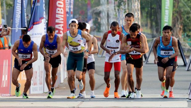 Southeast Asian Games - Athletics - Marathon - Siem Reap, Cambodia - May 6, 2023 Athletes in action during the men's marathon REUTERS/Jeremy Lee