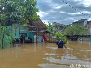 Potret Pilu Warga Cijagra Bandung Hidup di Tengah Kepungan Banjir