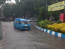 Guyuran Hujan Lebat Bikin Jalanan Depan RSUB Soehat Kota Malang Banjir