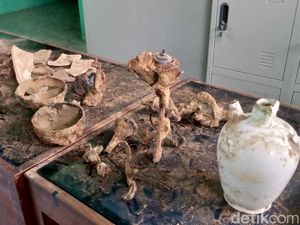 Penemu Harta Karun Kuno Wonoboyo Klaten Dapat Hadiah dari Pemerintah Penemu Harta Karun Kuno Wonoboyo Klaten Dapat Hadiah dari Pemerintah