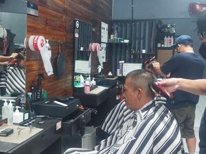 Ke Nikahan Sahrul Gunawan, Bupati Bandung Cukur Dulu di Pinggir Jalan