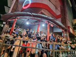 Warga Padati Kembang Jepun Meriahkan Festival Rujak Uleg Surabaya