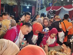 Gubernur Khofifah-Walkot Eri Ngulek Bareng di Festival Rujak Uleg Surabaya