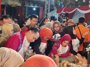 Gubernur Khofifah-Walkot Eri Ngulek Bareng di Festival Rujak Uleg Surabaya Gubernur Khofifah-Walkot Eri Ngulek Bareng di Festival Rujak Uleg Surabaya