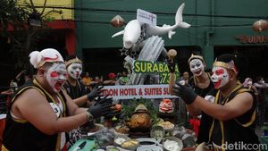 Meriahnya Festival Rujak Uleg di Kya-kya Surabaya