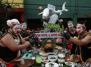 Meriahnya Festival Rujak Uleg di Kya-kya Surabaya