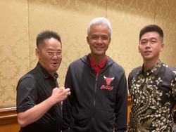 Datang ke Surabaya, Ganjar Diberi Hadiah Lagu Mboten Korupsi Mboten Ngapusi