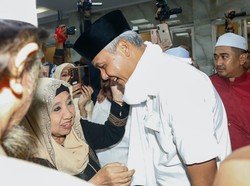 Hadiri Halal Bihalal, Ganjar Dapat Sorban Putih dari Nyai Sepuh