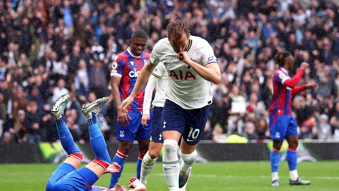 LONDON, ENGLAND - MAY 06: Harry Kane of Tottenham Hotspur celebrates after scoring the teams first goal during the Premier League match between Tottenham Hotspur and Crystal Palace at Tottenham Hotspur Stadium on May 06, 2023 in London, England. (Photo by Warren Little/Getty Images)