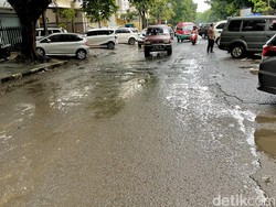 Lubang di Jalan Moh Toha Bandung Bikin Warga dan Pengendara Kesal