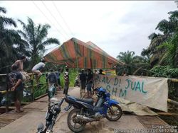 Kritik Jalan Rusak, Warga Muaro Jambi Bikin Spanduk Jalan Dijual