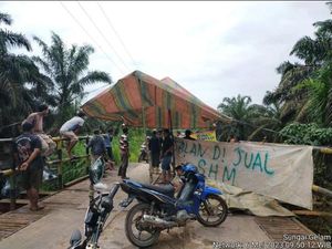Kritik Jalan Rusak, Warga Muaro Jambi Bikin Spanduk Jalan Dijual
