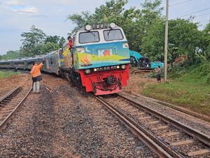 Jalur KA Sukatani-Ciganea Sudah Bisa Dilalui Lagi Imbas Longsor, tapi... Jalur KA Sukatani-Ciganea Sudah Bisa Dilalui Lagi Imbas Longsor, tapi...